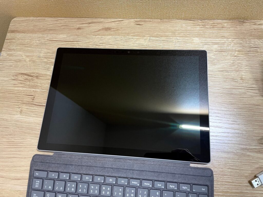 デスクの上に置いたSurface Pro 7