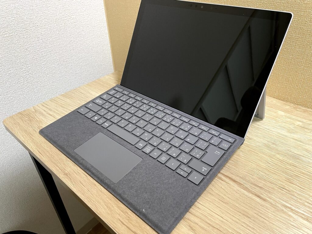 Surface Pro 7をデスク上で開いた状態