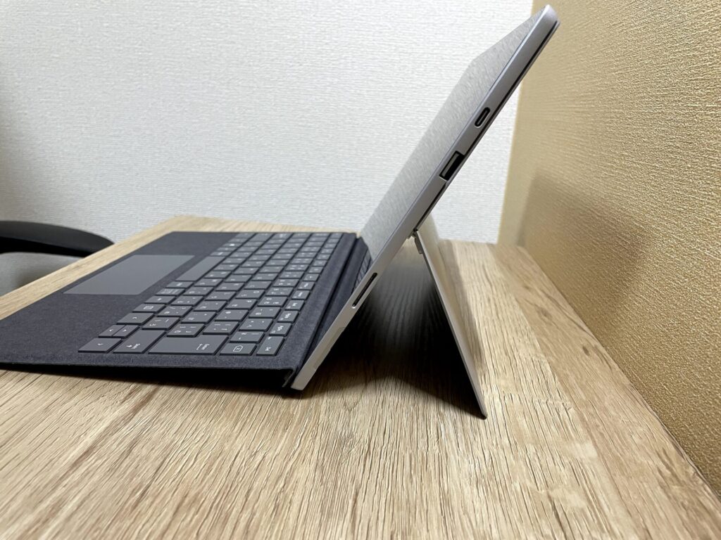 Surface Pro 7を横から撮影した様子