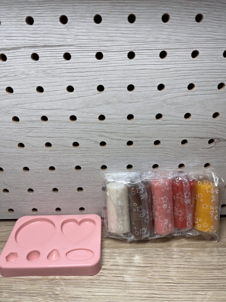 ダイソーのこむぎねんどに入っている5色の粘土とケーキの型
