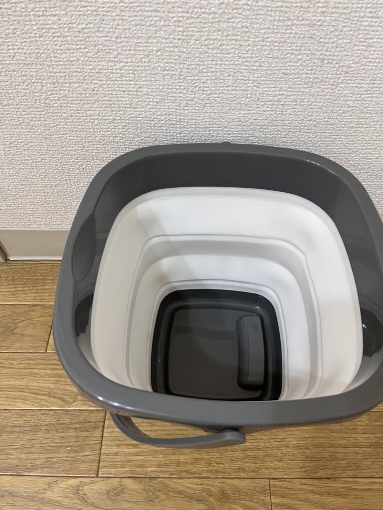 上から見たコーナンLIFEFLEX折りたたみバケツ5.3Lの容量が分かる写真