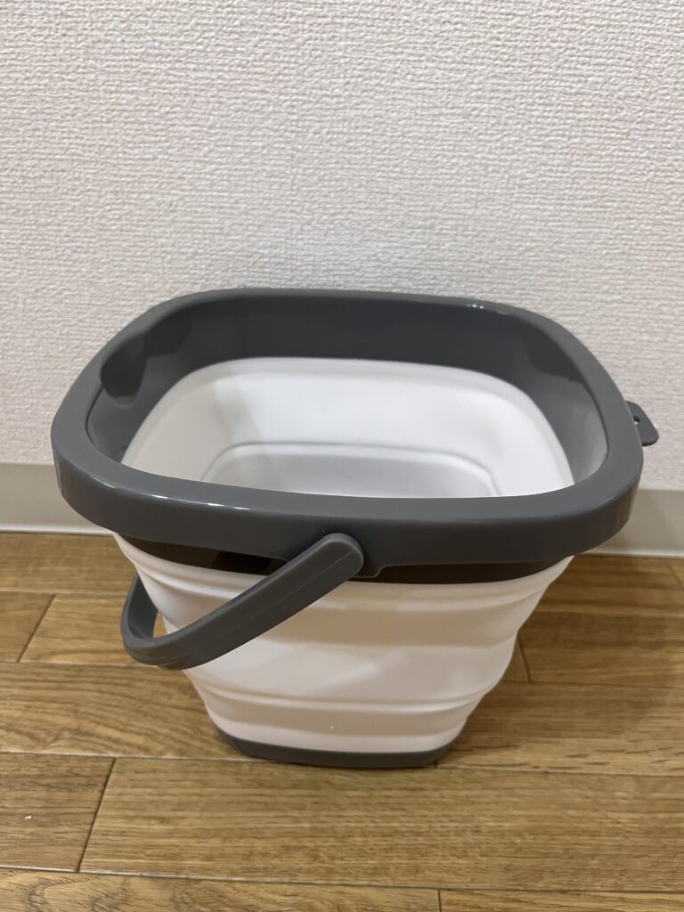 広げた状態のコーナンLIFEFLEX折りたたみバケツ5.3L
