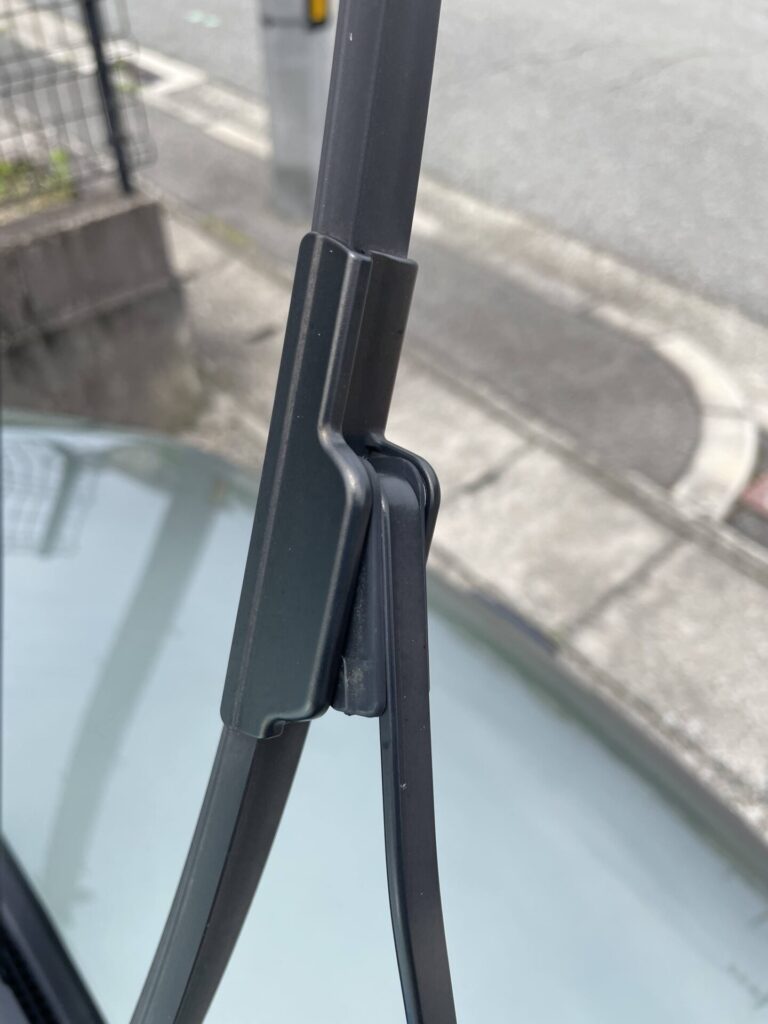 フリードのフロントワイパーブレードを取り外している様子
