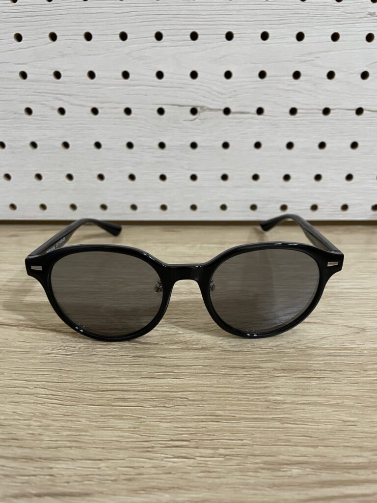 無印良品の黒いボストン型サングラス。