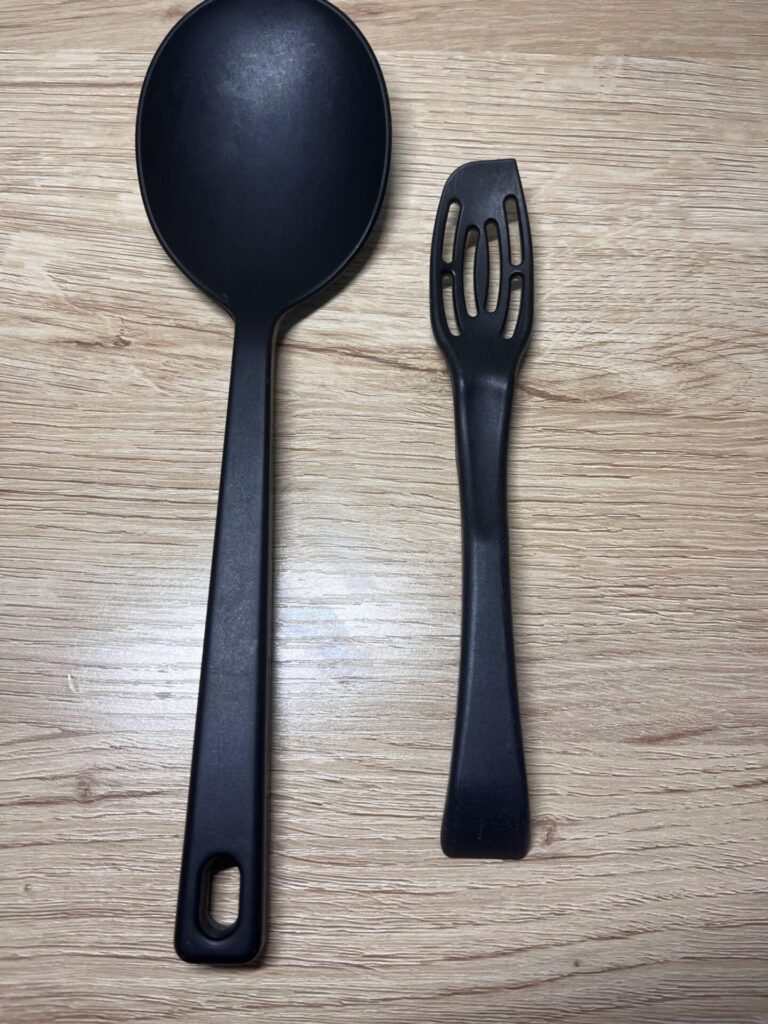 今まで使っていた無印良品のシリコン調理スプーンと100円ショップの油切りスプーン