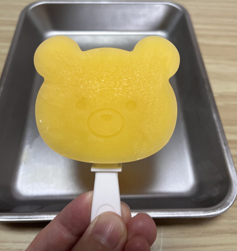 セリアのシリコンアイスキャンディーメーカーで作ったくま型のオレンジアイスキャンディー