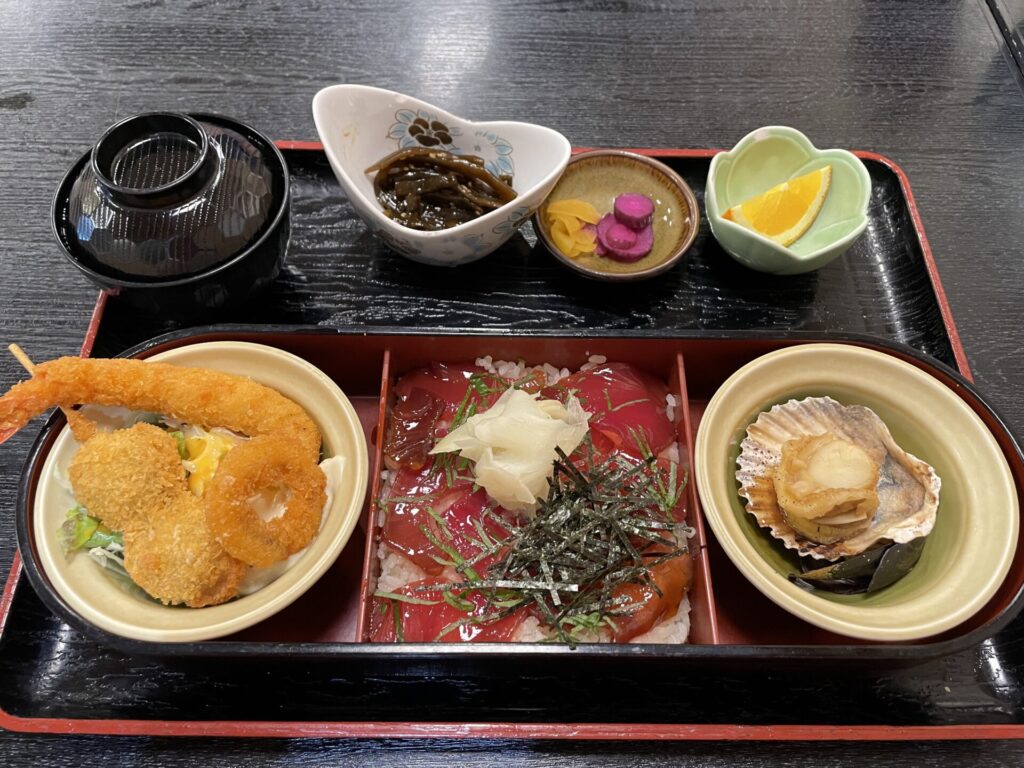 鳥羽一番街で食べた海鮮丼やエビフライ、ホタテが並ぶランチ。