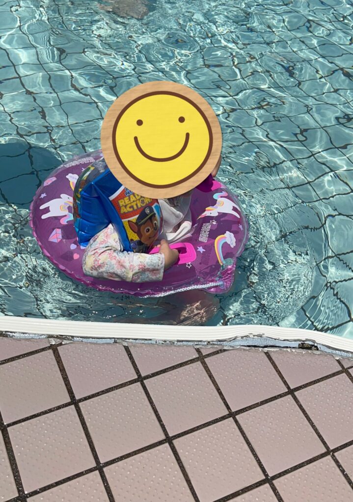 鳥羽シーサイドホテルのプールで遊ぶ3歳の娘。
