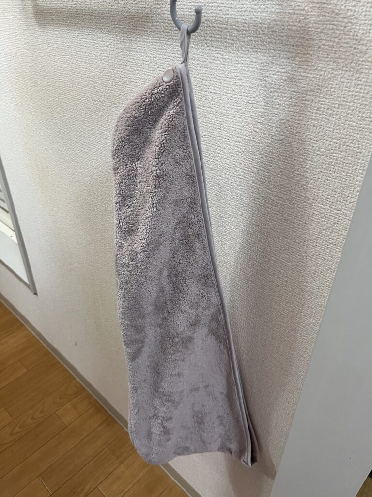 3COINSのヘアドライキャップをループでフックに掛けて乾かしているところ