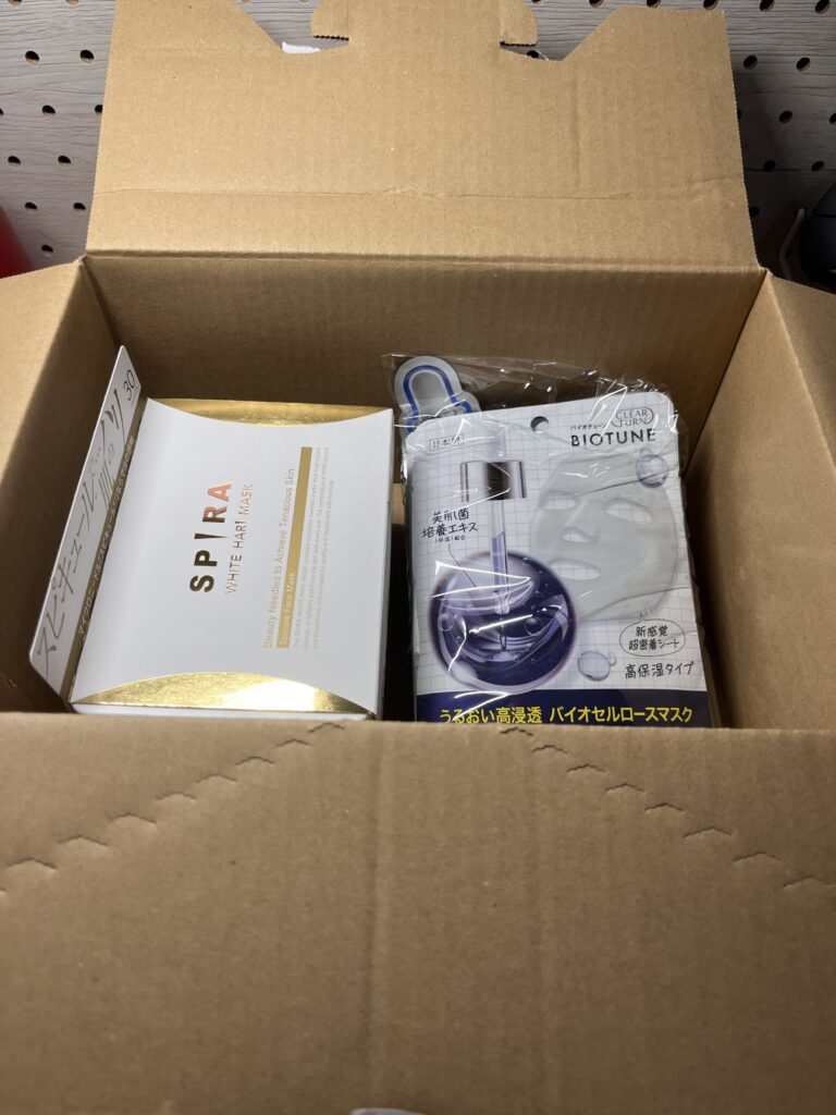 アエナ通販から届いた段ボールに入ったフェイスマスクと個包装のパック