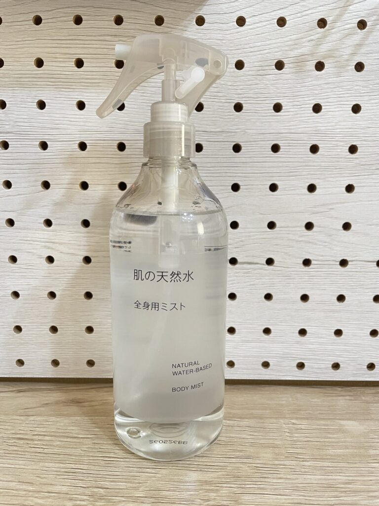 無印良品の肌の天然水 全身用ミスト400mLのボトル。