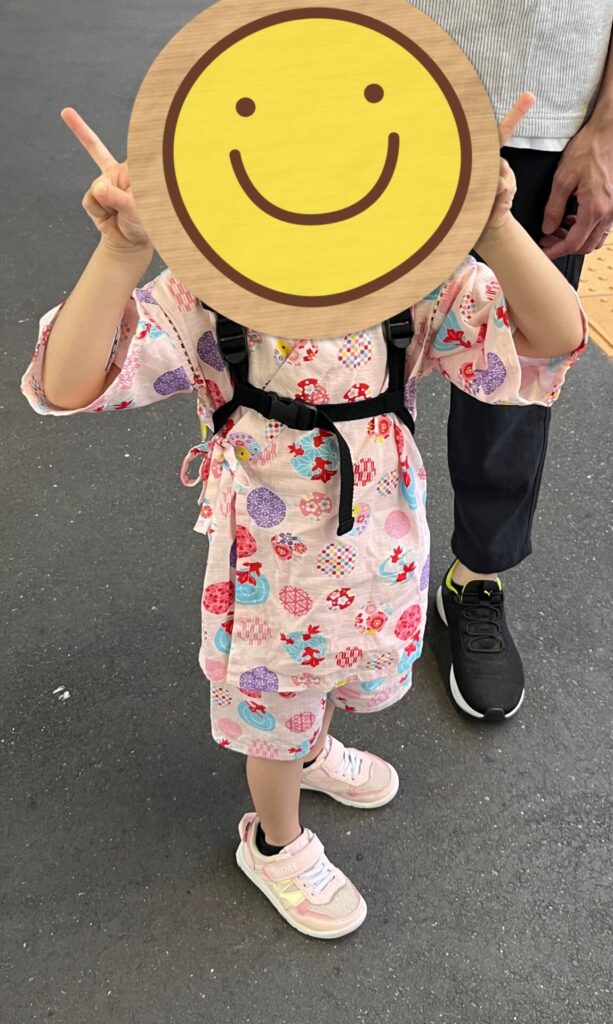 夏祭りへ向かうため西松屋で購入した甚平を着て、笑顔でピースする3歳の娘。