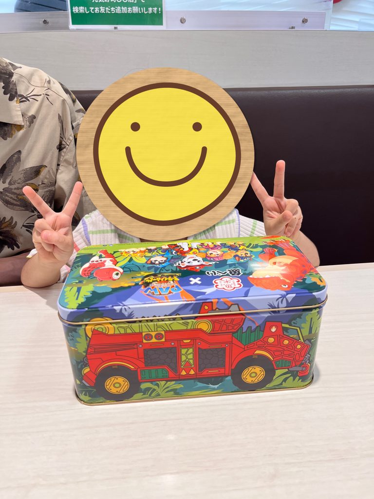 魚べいのパウ・パトロール限定キッズセットの缶と記念撮影する3歳の娘。