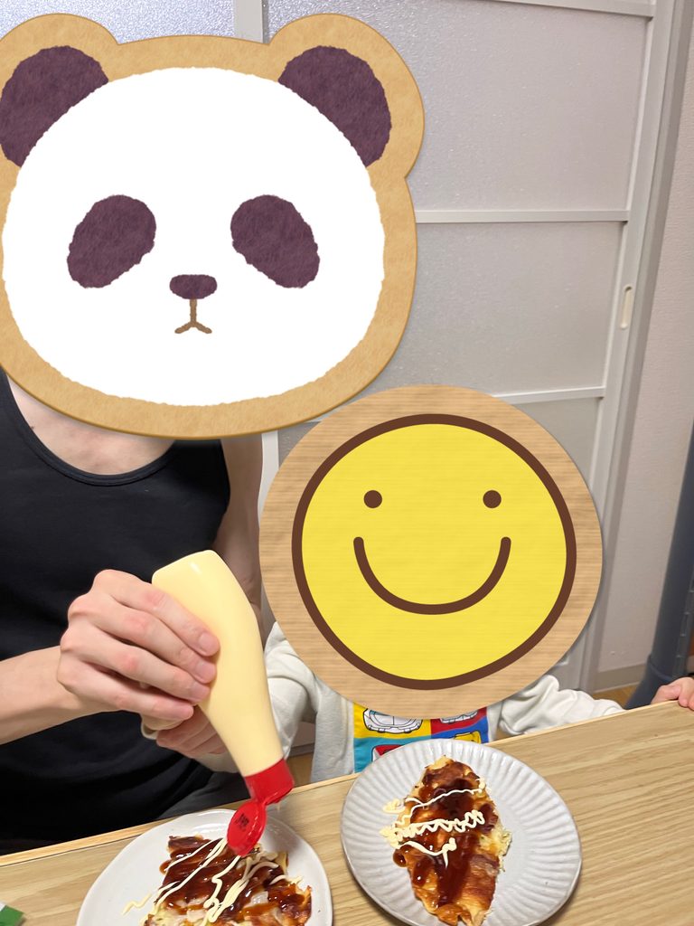 普段料理をしないパパが焼いたお好み焼きにマヨネーズをかけている様子。3〜4年ぶりにホットプレート料理を楽しんだ家族の晩ごはん。