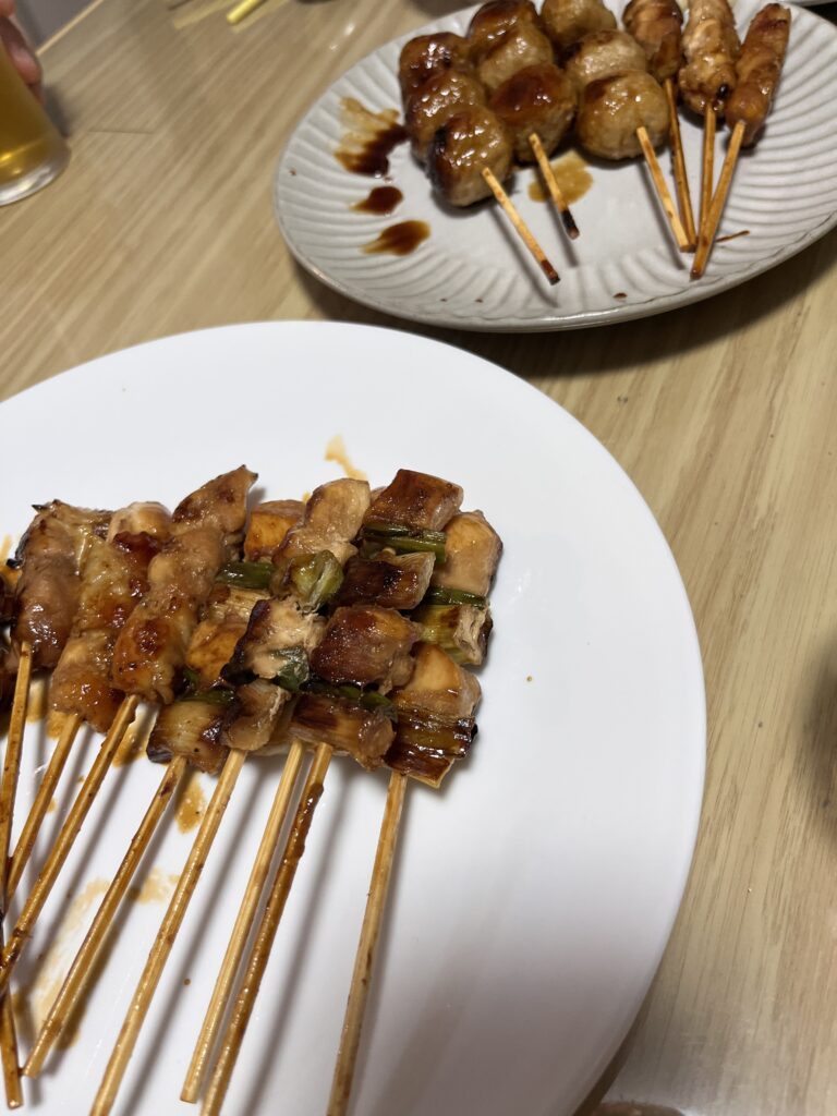 冷凍焼き鳥20本をフライパンで焼いて食卓に並べた様子