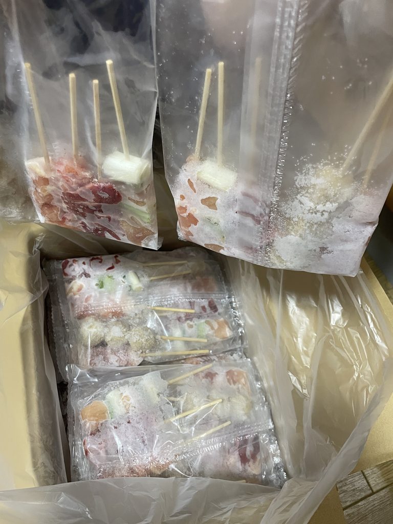 ふるさと納税で届いた冷凍焼き鳥を箱から開けた様子