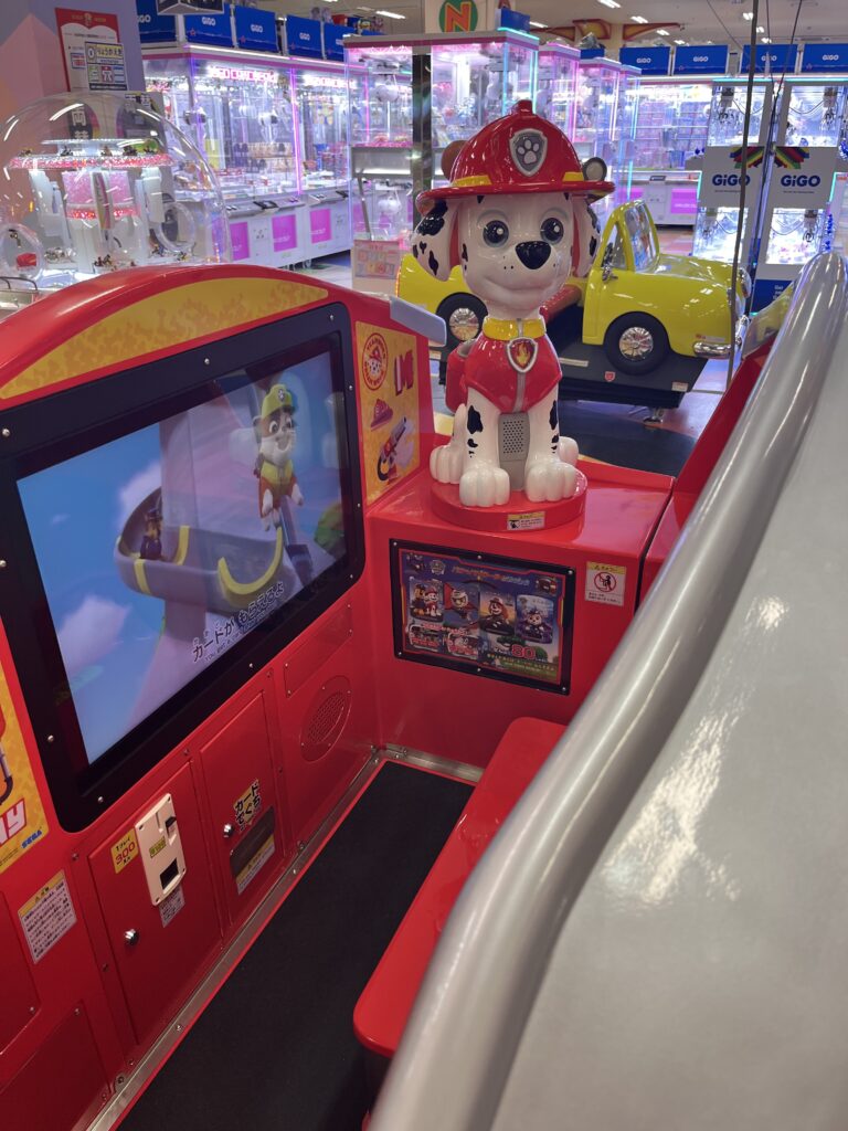 パウ・パトロール「マーシャルといっしょ」のアーケードゲーム筐体