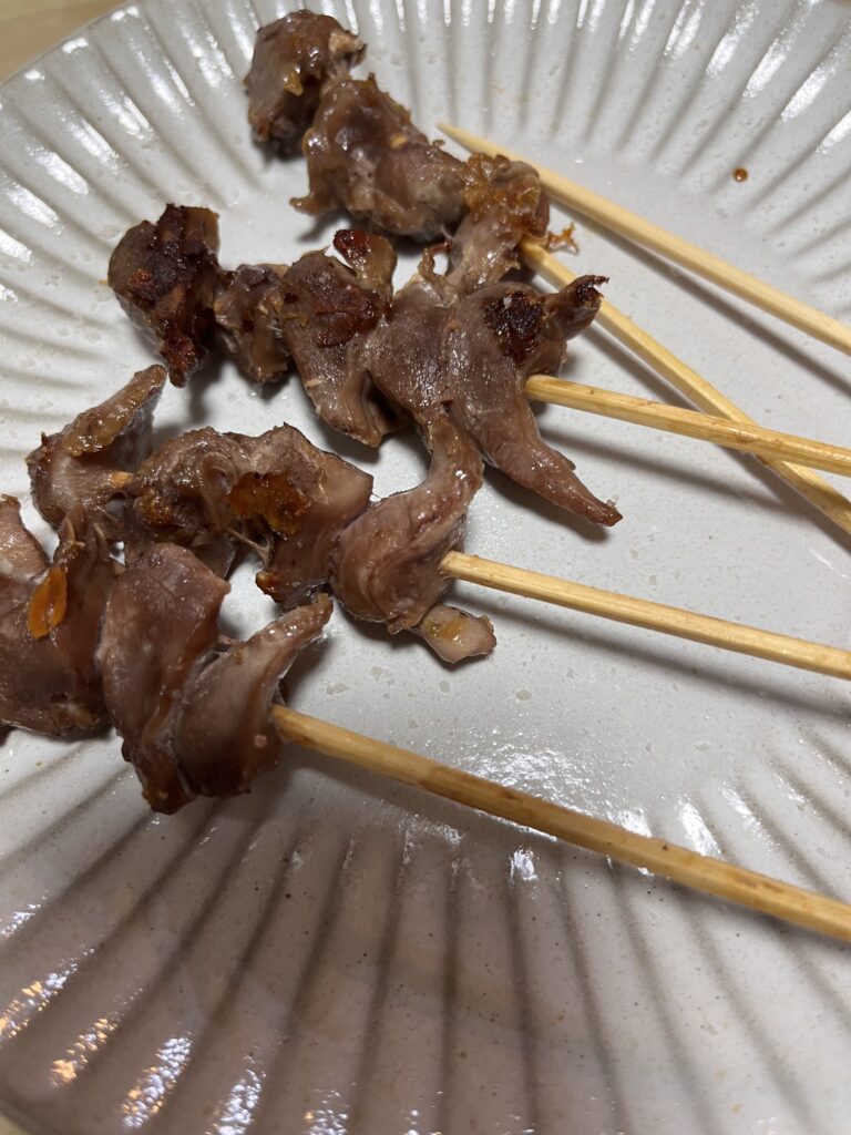 フライパンで焼いて塩味にした砂肝串