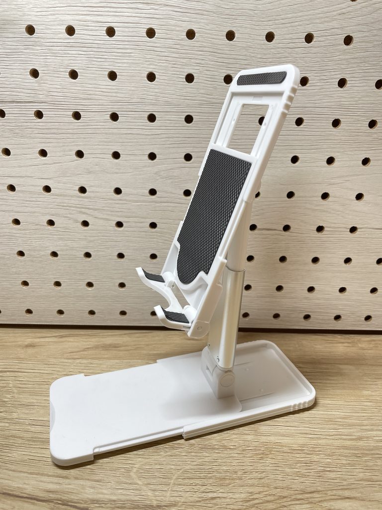 スリコのスマホスタンドを広げた状態。黒い滑り止めと中央が空いたスマホの受け部分