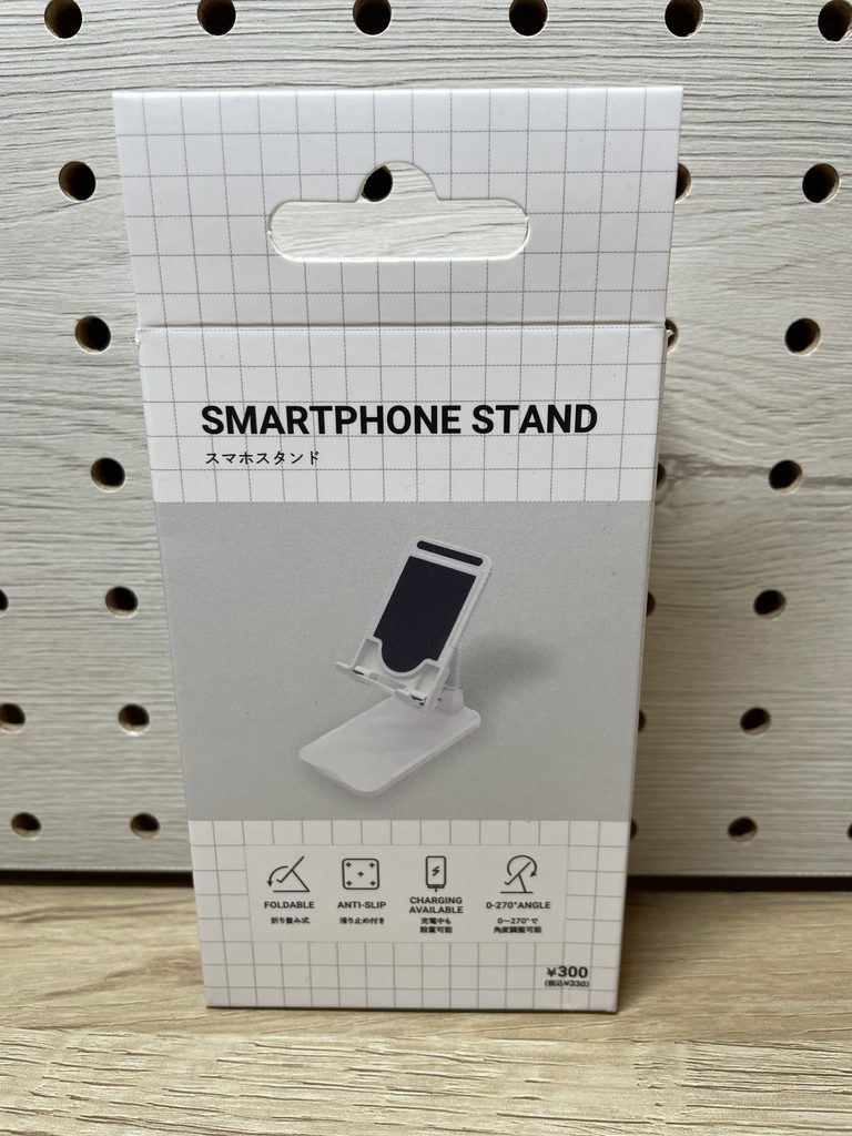 税込330円の価格と角度調整・折りたたみなどの機能が表示されたスリコのスマホスタンドのパッケージ