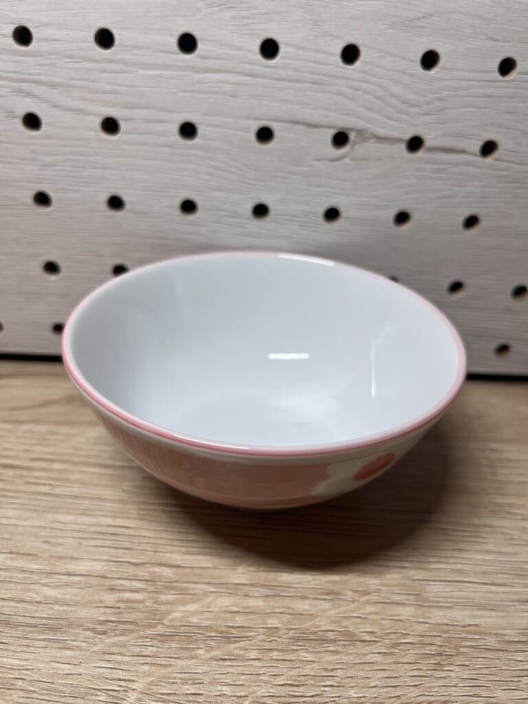 ダイソーで購入したピンク色の子ども用茶碗