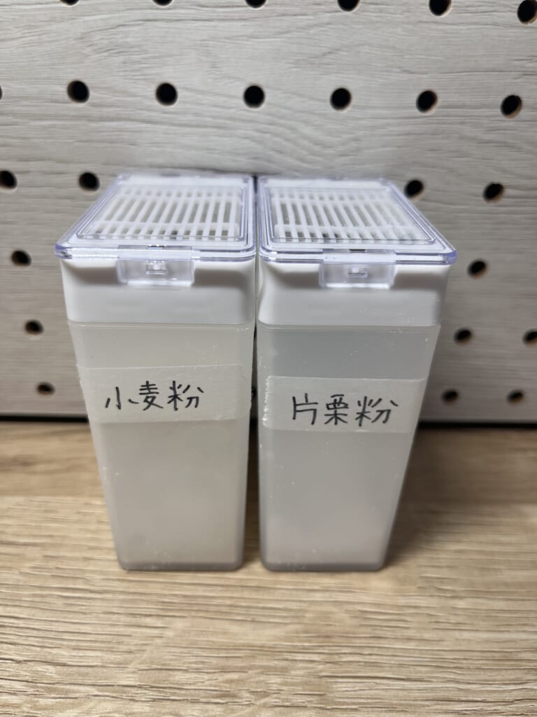小麦粉と片栗粉を入れてラベルを付けたダイソーの粉ふりボトル