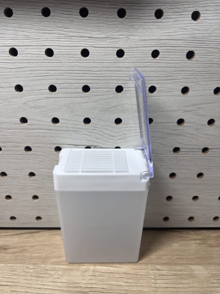 透明のフタを開けたダイソーの粉ふりボトル