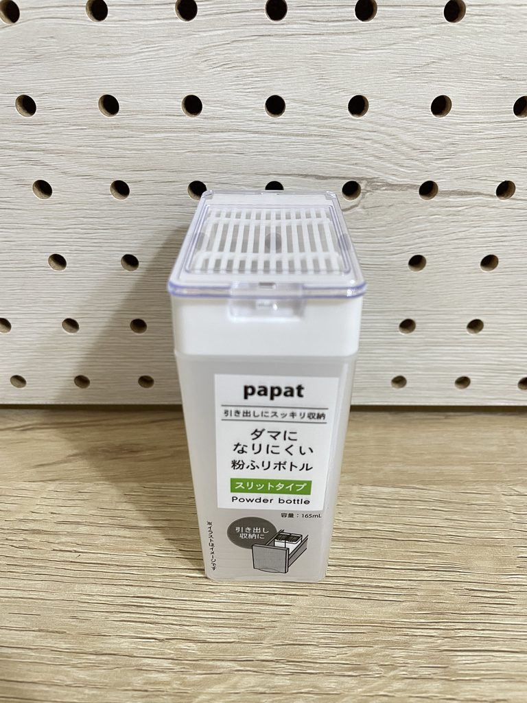 ダイソーの「ダマになりにくい粉ふりボトル」のパッケージ