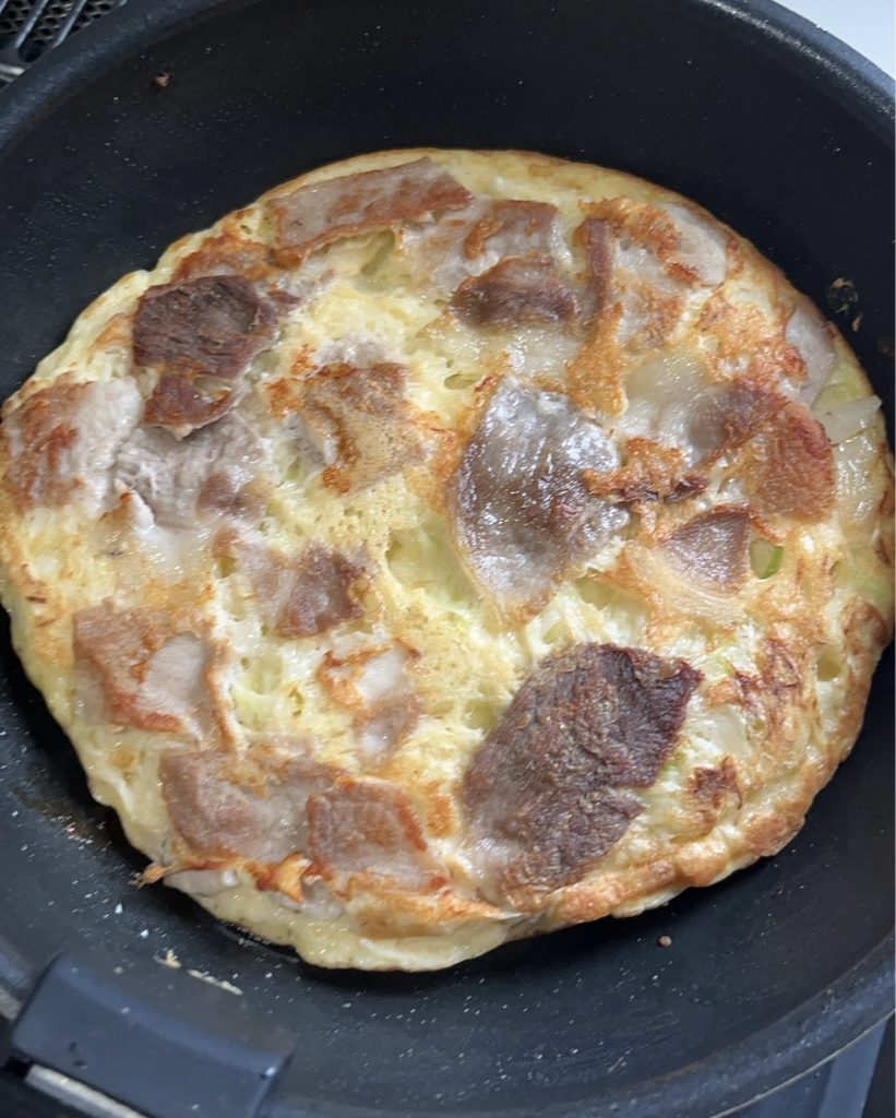 液体タイプのお好み焼き粉と冷凍豚こまチップを使ってフライパンで焼いたお好み焼き。