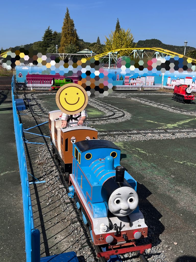 神戸おとぎの国でトーマスの電車型遊具に乗る娘