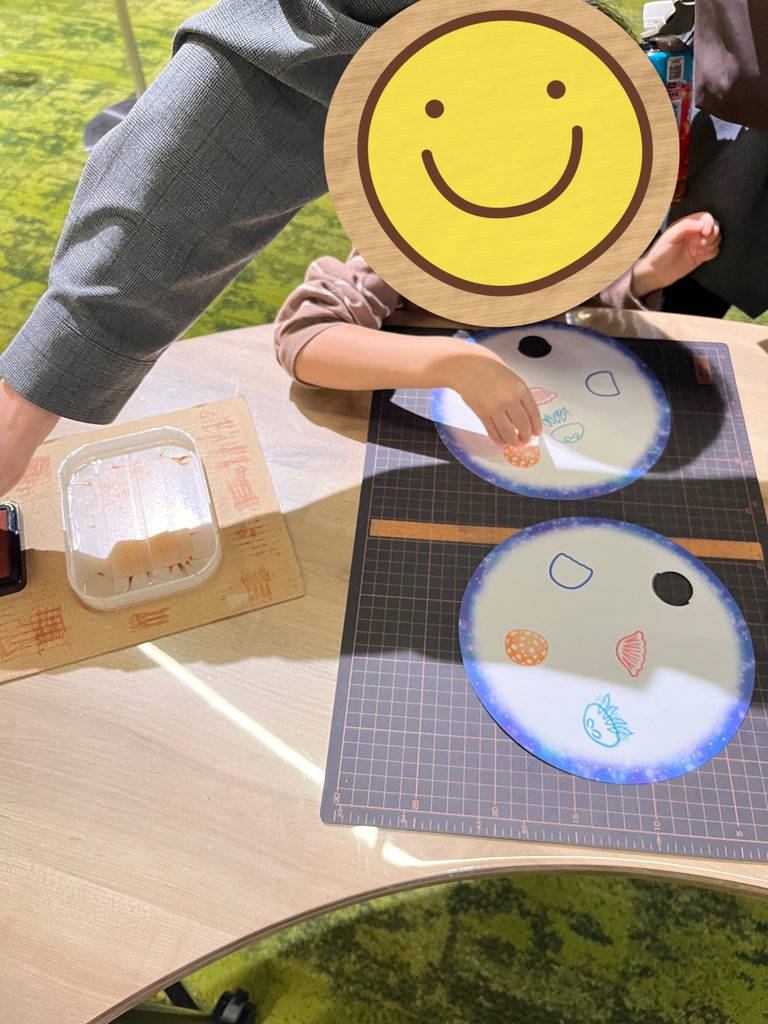 京都水族館でクラゲのスタンプを押してうちわを作る娘