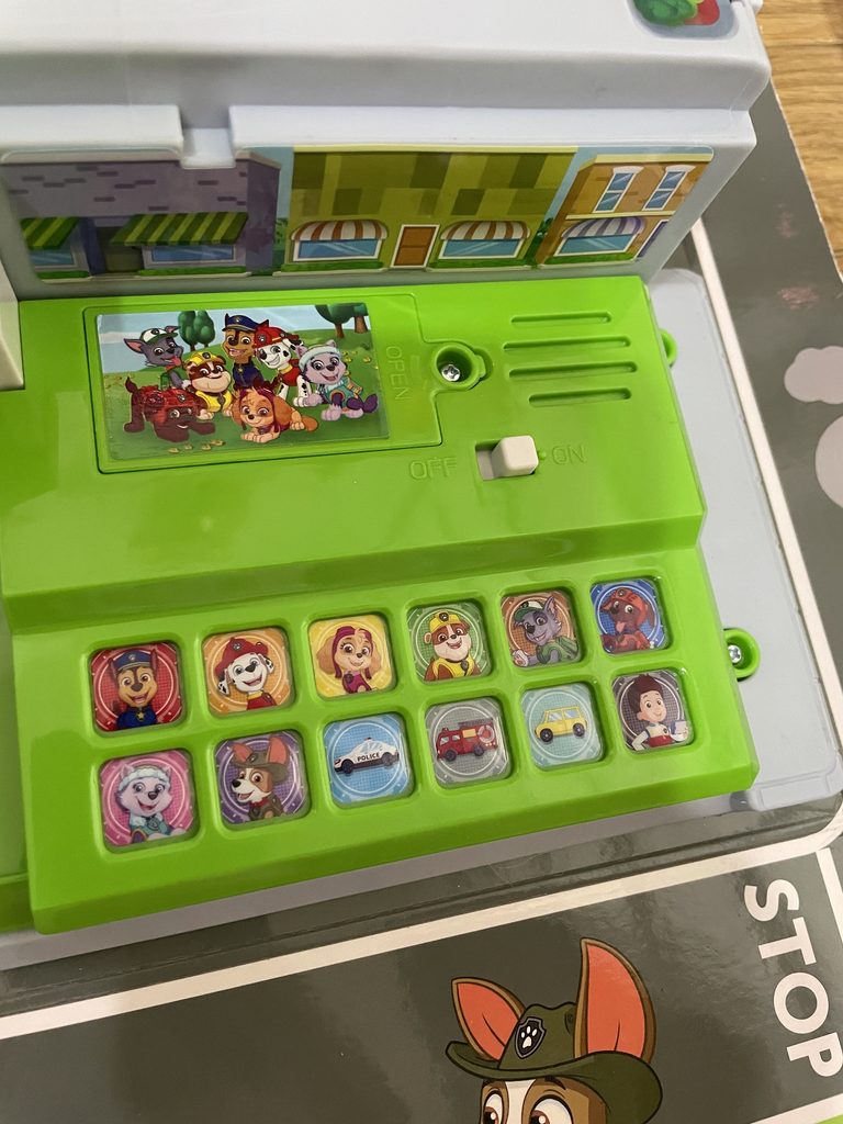 キャラクターや車の絵が並ぶサウンドアドベンチャー・ベイのサウンドボタンと電源スイッチ