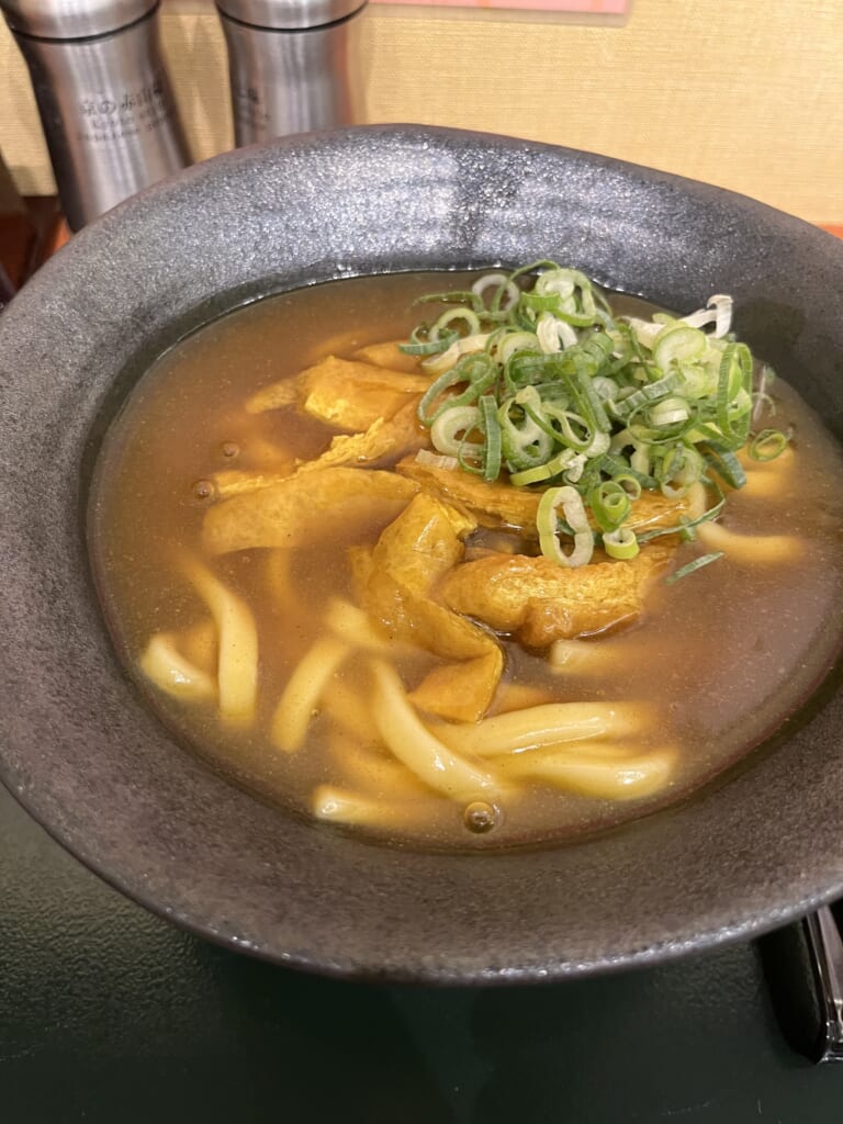 東映太秦映画村の飲食店で昼食に食べた、油揚げとねぎがのったカレーうどん。