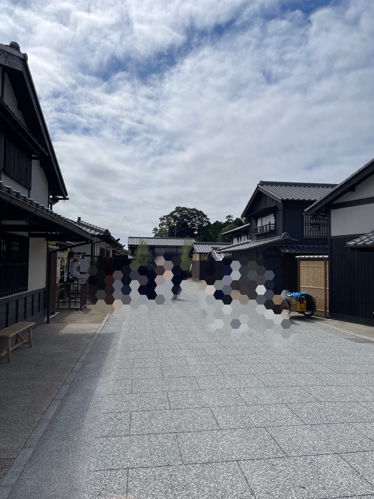 東映太秦映画村の園内にある、瓦屋根の建物が並ぶ時代劇の街並み。